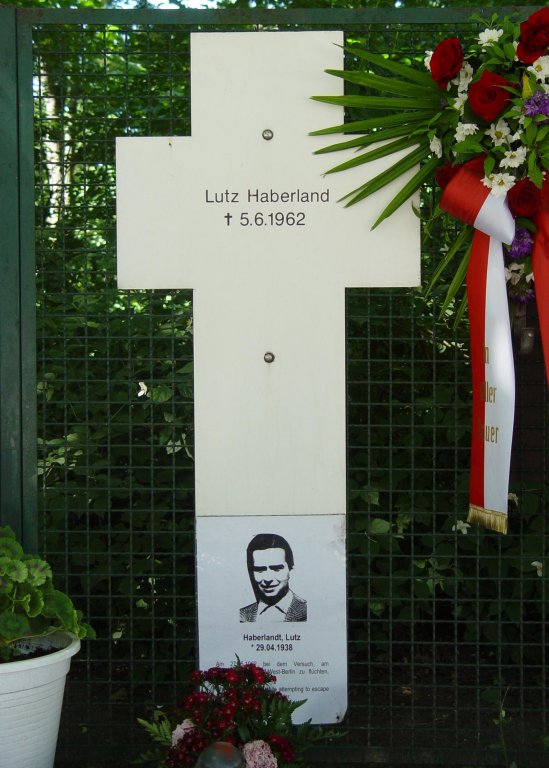 Lutz Haberlandt, shot dead at the Berlin Wall: Memorial cross at the Reichstag building (photo: 2005)