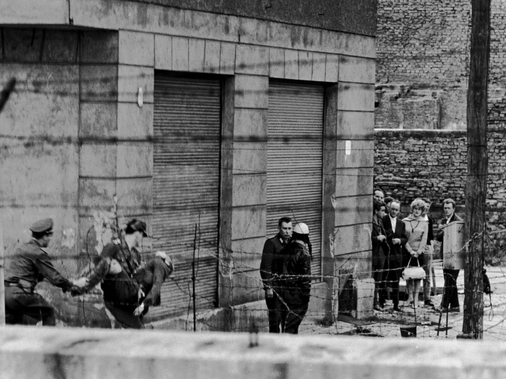Peter Fechter, shot dead at the Berlin Wall: East German border guards removing the dead body from Zimmerstrasse near the Checkpoint Charlie border crossing (III) [Aug. 17, 1962]
