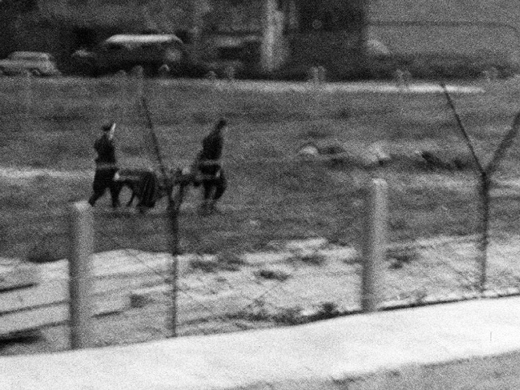 Ernst Mundt, shot dead at the Berlin Wall: Removing the injured man from the death strip, Sept. 4, 1962