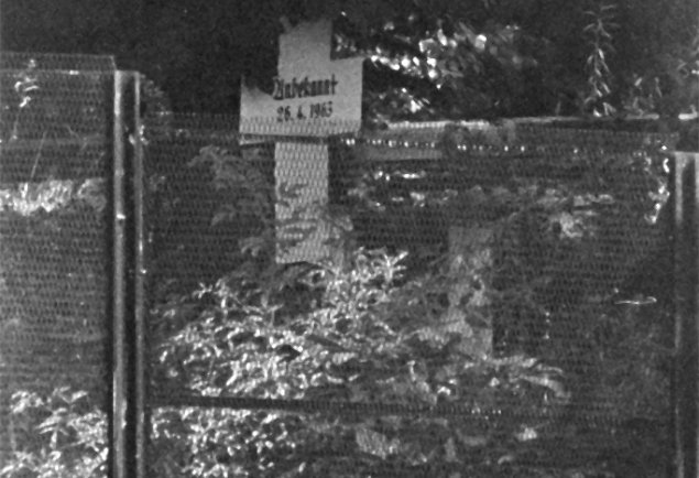 Peter Mädler, shot dead in the Berlin border waters: Memorial cross for an unknown fugitive [Peter Mädler] near Steinstücken (date of photo not known)