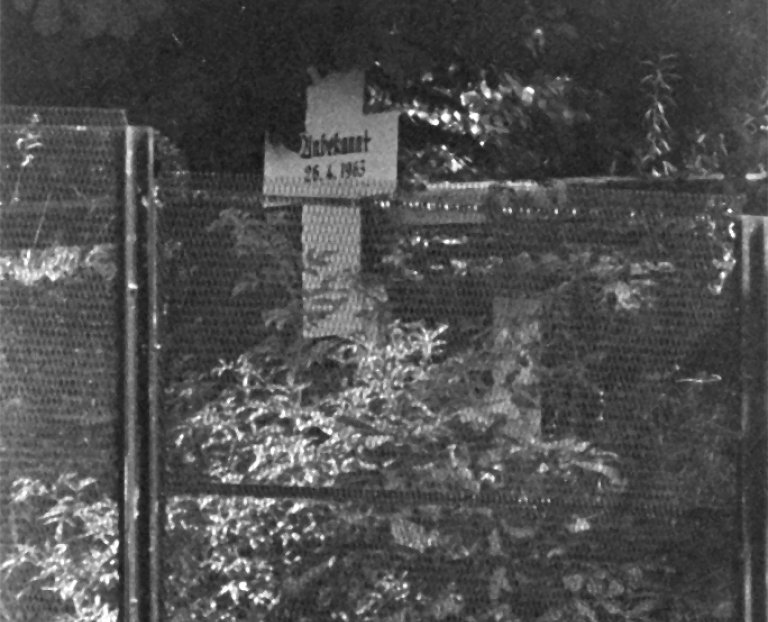 Peter Mädler, shot dead in the Berlin border waters: Memorial cross for an unknown fugitive [Peter Mädler] near Steinstücken (date of photo not known)