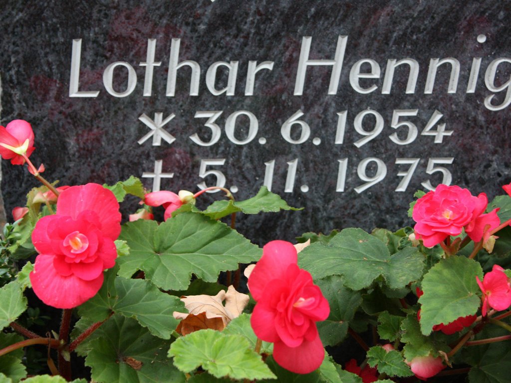 Lothar Hennig, shot dead at the Berlin Wall: Gravestone in Potsdam-Babelsberg [photo: 2008]