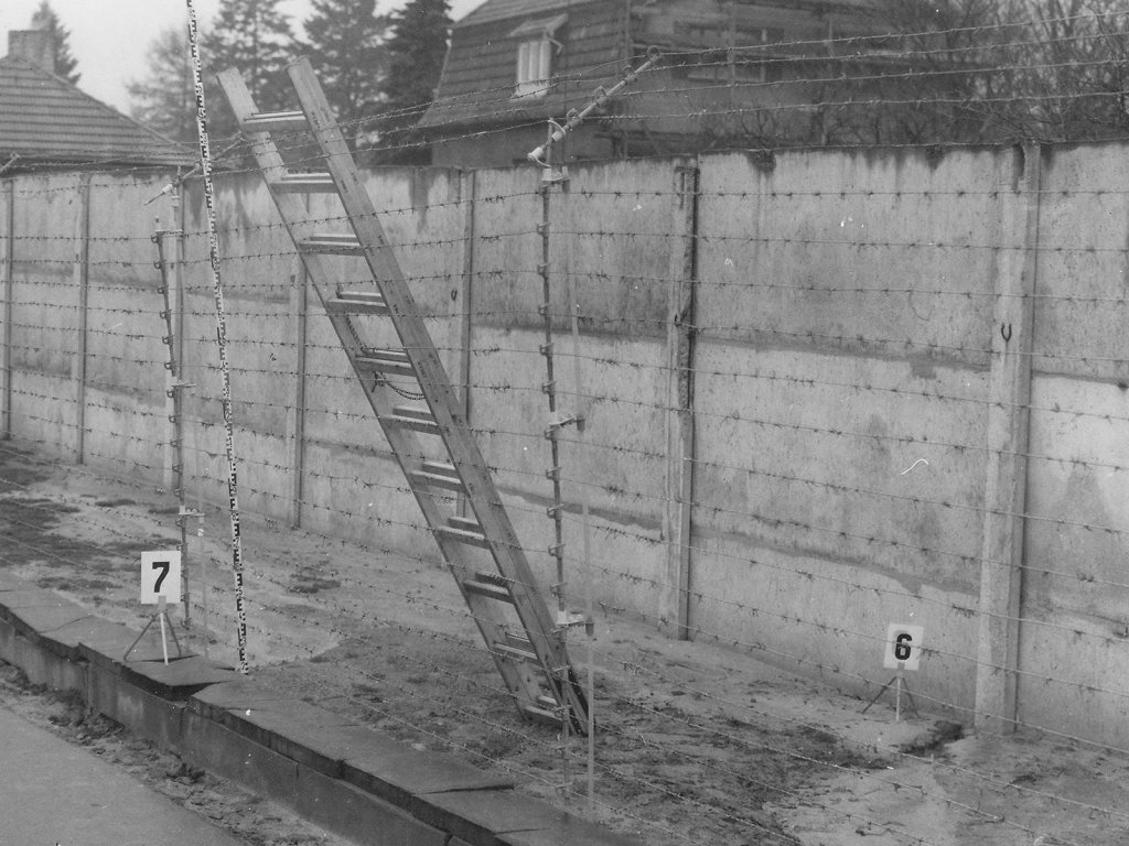Marienetta Jirkowsky, shot dead at the Berlin Wall: Close-up of the escape ladder at the signal fence within the death strip between Hohen Neuendorf and Berlin-Reinickendorf [MfS photo: Nov. 22, 1980]