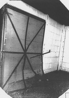 René Gross, born on June 1, 1964, shot dead at the Berlin Wall on November 21, 1986: MfS photo of broken border gate in Berlin-Treptow near Karpfenteichstrasse [Nov. 21, 1986]
