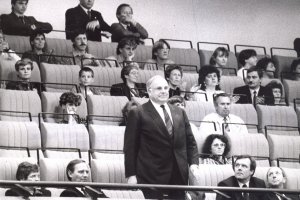 At the beginning of the special session of the Volkskammer on 17 June 1990, West German Chancellor Helmut Kohl, who has taken his place in the guests' section, is welcomed.