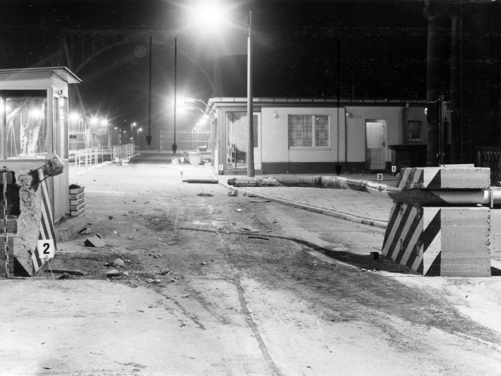 Alle Sperranlagen durchschlagen: Erste erfolgreiche Flucht über die Glienicker Brücke mit einem LKW, 10. März 1988