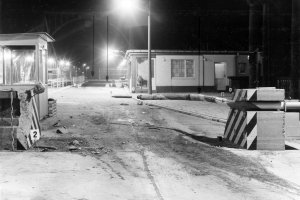 Alle Sperranlagen durchschlagen: Erste erfolgreiche Flucht über die Glienicker Brücke mit einem LKW, 10. März 1988