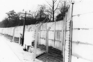 Hinterlandsicherungsmauer und Alarmzaun überwunden: Gelungene Flucht von Glienicke/Nordbahn nach Berlin-Reinickendorf mit Hilfe einer Leiter, 20. Januar 1986