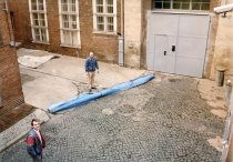 Auf dem Hof des Potsdamer Stasi-Untersuchungsgefängnisses wird der Fluggleiter zusammengebaut und als „Beweismittel“ fotografiert: Gescheiterte Flucht mit einem Drachen-Fluggleiter in der Nähe von Potsdam, 20. Dezember 1986
