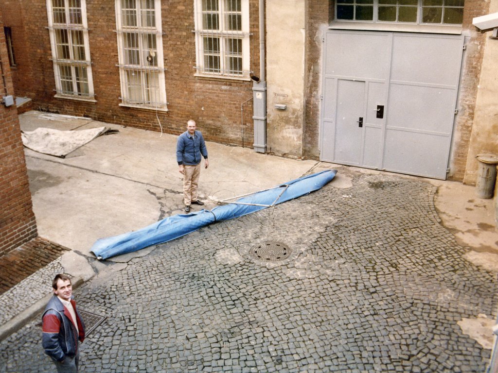 Auf dem Hof des Potsdamer Stasi-Untersuchungsgefängnisses wird der Fluggleiter zusammengebaut und als „Beweismittel“ fotografiert: Gescheiterte Flucht mit einem Drachen-Fluggleiter in der Nähe von Potsdam, 20. Dezember 1986