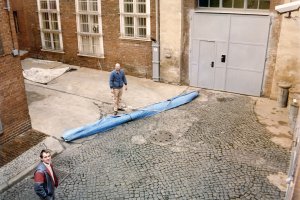 Auf dem Hof des Potsdamer Stasi-Untersuchungsgefängnisses wird der Fluggleiter zusammengebaut und als „Beweismittel“ fotografiert: Gescheiterte Flucht mit einem Drachen-Fluggleiter in der Nähe von Potsdam, 20. Dezember 1986