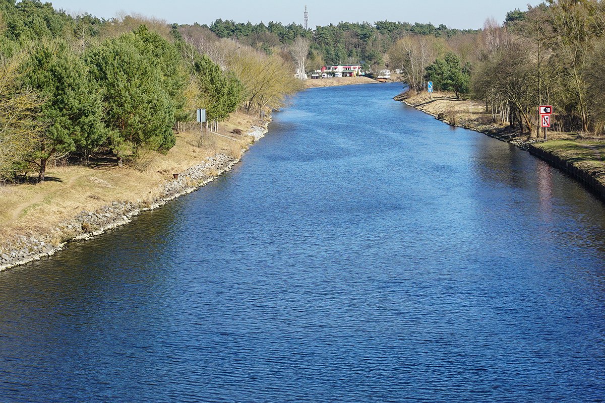 Teltowkanal, ehemaliger DDR-Wasser-Grenzübergang Dreilinden, Blick von der Kolonnenwegbrücke des Todesstreifens / von der stillgelegten Autobahnbrücke des alten AVUS-Zubringers Teltowkanal, ehemaliger DDR-Wasser-Grenzübergang Dreilinden, Blick von der Kolonnenwegbrücke des Todesstreifens / von der stillgelegten Autobahnbrücke des alten AVUS-Zubringers
