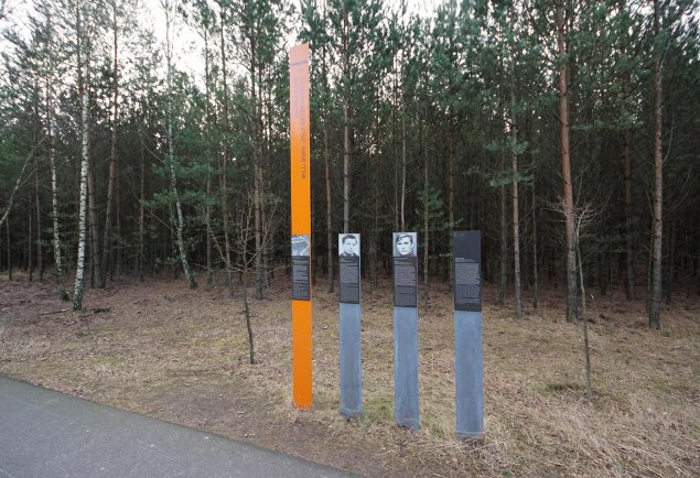 Rolf-Dieter Kabelitz: Erinnerungsstele in der Nähe des Naturschutzturmes der Deutschen Waldjugend