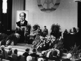 Staatsakt zu Ehren des am 1. August 1973 verstorbenen DDR-Politikers Walter Ulbricht; am Rednerpult: Erich Honecker, 7. August 1973