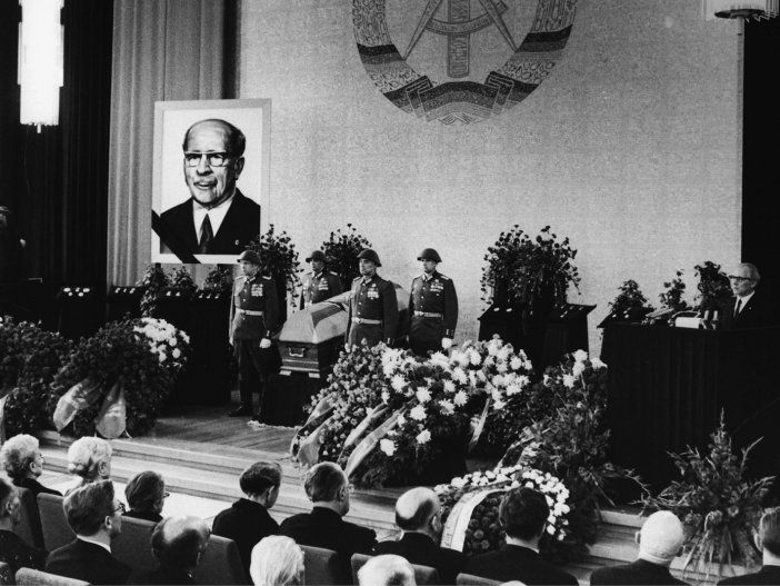 Staatsakt zu Ehren des am 1. August 1973 verstorbenen DDR-Politikers Walter Ulbricht; am Rednerpult: Erich Honecker, 7. August 1973