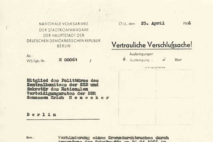 Meldung des NVA-Stadtkommandanten Poppe an Erich Honecker über den Fluchtversuch und die Erschießung von Michael Kollender, 25. April 1966 Meldung des NVA-Stadtkommandanten Poppe an Erich Honecker über den Fluchtversuch und die Erschießung von Michael Kollender, 25. April 1966