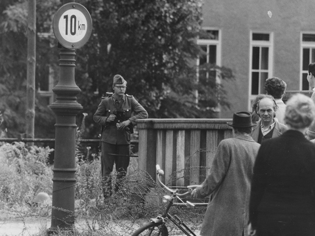 Volkspolizist und West-Berliner am Stacheldraht; Aufnahme 13. August 1961 Volkspolizist und West-Berliner am Stacheldraht; Aufnahme 13. August 1961