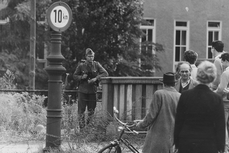 Volkspolizist und West-Berliner am Stacheldraht; Aufnahme 13. August 1961