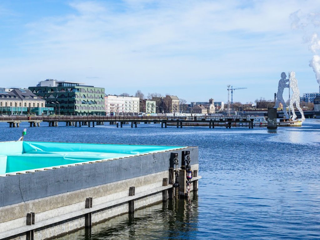 Wasser-Sperre der DDR-Grenzanlagen auf der Spree am Osthafen in Berlin-Treptow (2); Aufnahme 2015