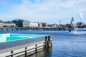 Wasser-Sperre der DDR-Grenzanlagen auf der Spree am Osthafen in Berlin-Treptow (2); Aufnahme 2015