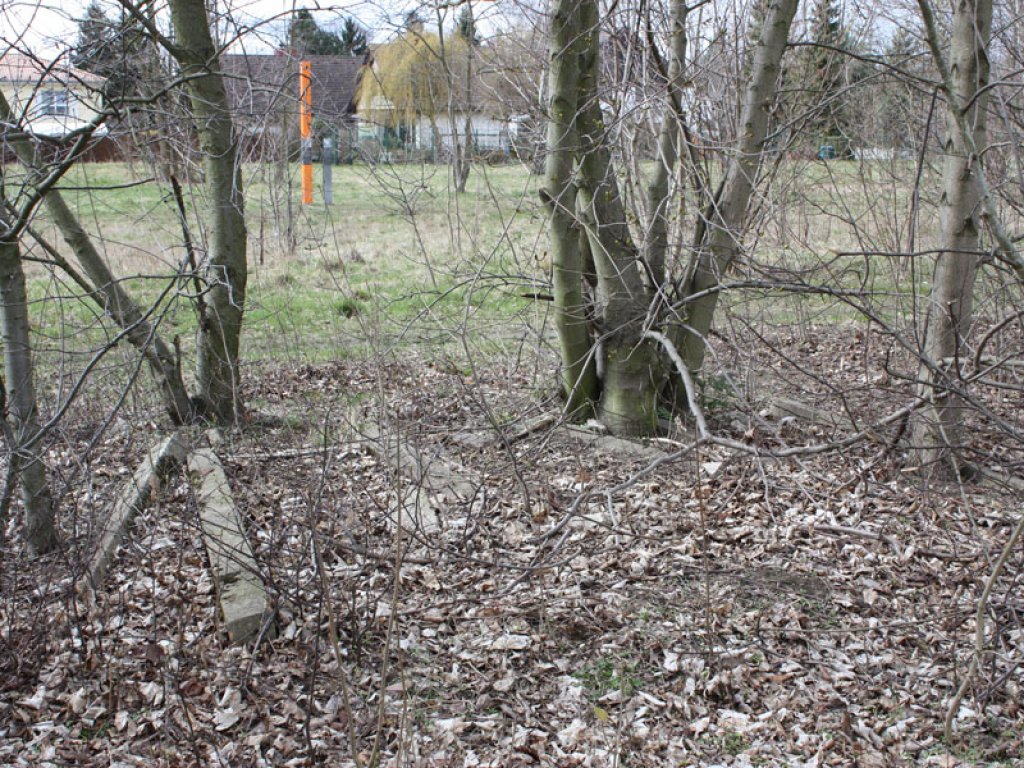 Grenzpfostenlager im ehemaligen Todesstreifen zwischen Großziethen und Berlin-Lichtenrade (2); Aufnahme 2015  Grenzpfostenlager im ehemaligen Todesstreifen zwischen Großziethen und Berlin-Lichtenrade (2); Aufnahme 2015