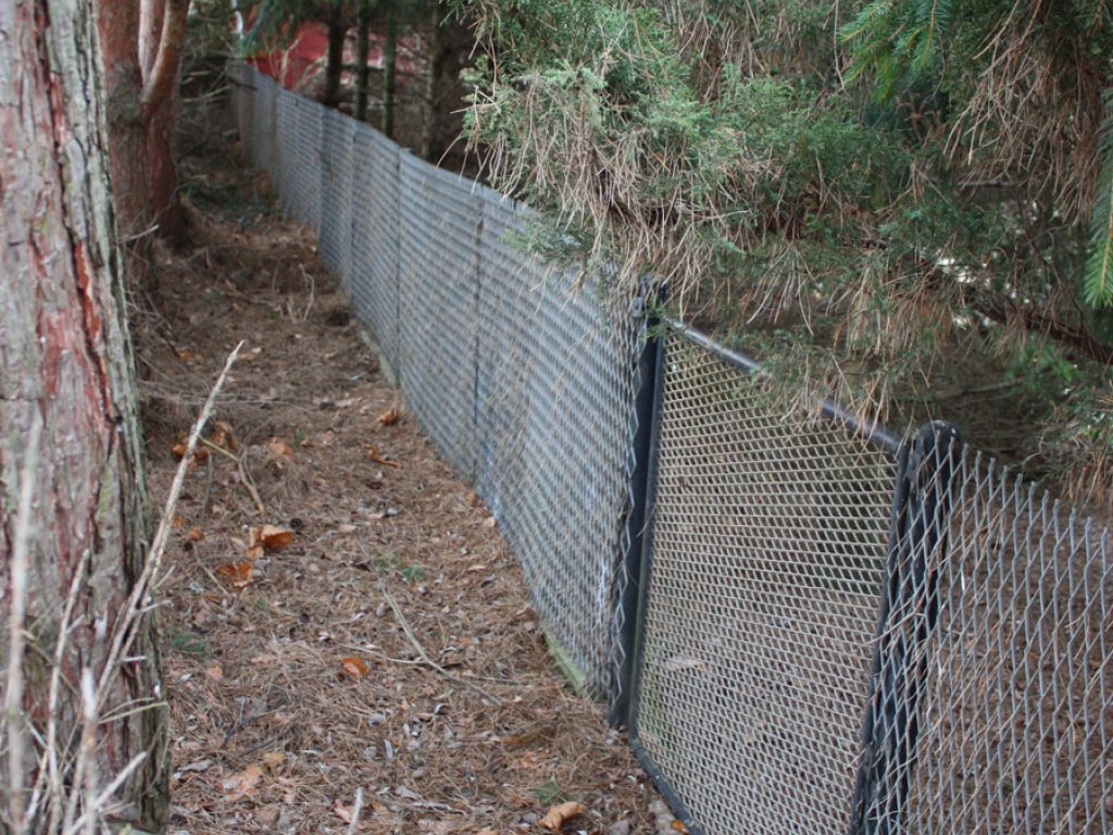 Rekonversion von Streckmetallgitter-Feldern der DDR-Grenzanlagen als Gartenzaun in Mahlow-Waldblick; Aufnahme 2015