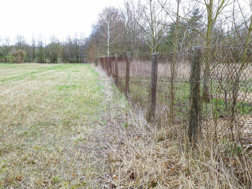 Pfostenreihe eines Sicherungszaunes im Todesstreifen der DDR-Grenzanlagen in Teltow; Aufnahme 2015