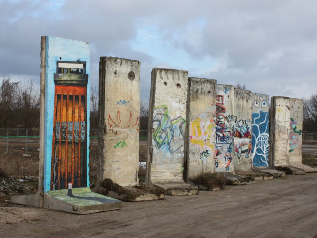 Ausstellung von Mauer-Segmenten auf dem Gelände des ehemaligen Betonwerks Teltow (2); Aufnahme 2015  Ausstellung von Mauer-Segmenten auf dem Gelände des ehemaligen Betonwerks Teltow (2); Aufnahme 2015