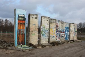 Ausstellung von Mauer-Segmenten auf dem Gelände des ehemaligen Betonwerks Teltow (2); Aufnahme 2015