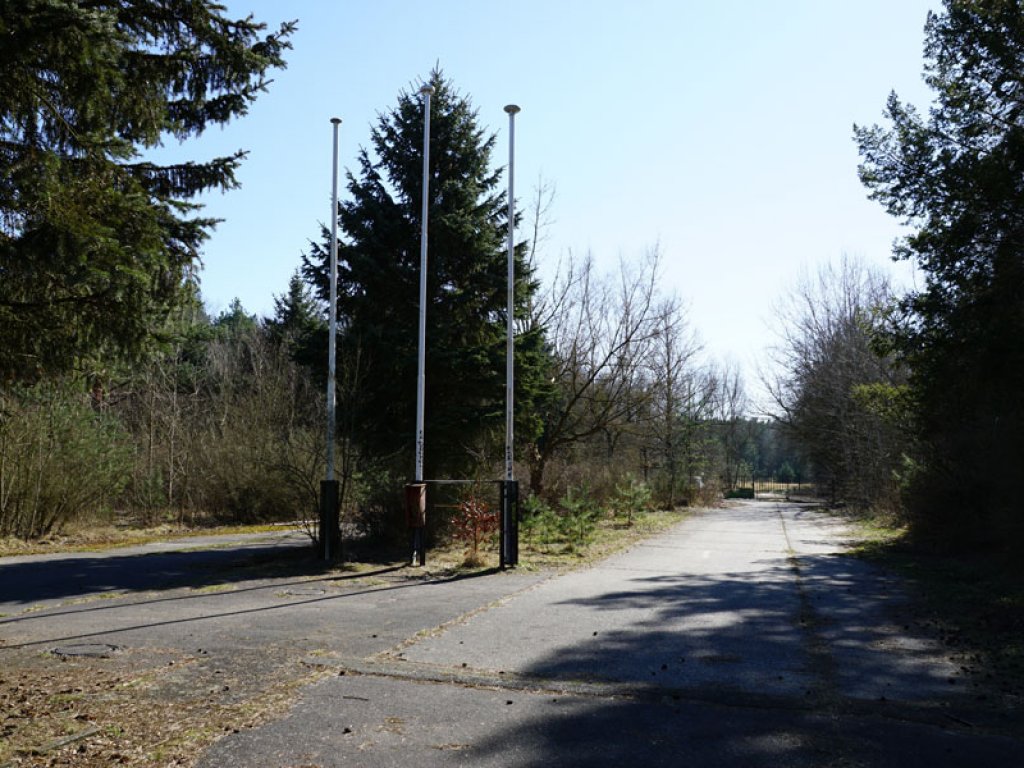 Fahnenmasten der West-Alliierten am 1969 geschlossenen Kontrollpunkt Dreilinden; Aufnahme 2015