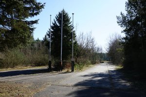 Fahnenmasten der West-Alliierten am 1969 geschlossenen Kontrollpunkt Dreilinden; Aufnahme 2015