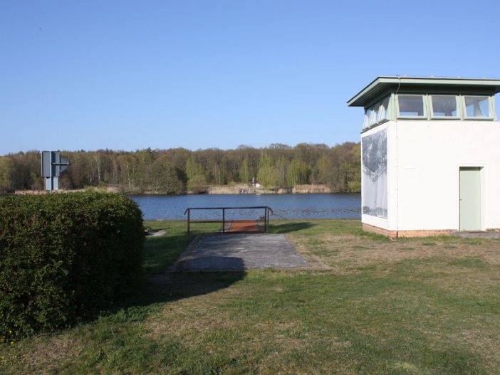 Führungsstelle der DDR-Grenztruppen und Schacht der Seilwinde und Kettennetz-Sperre am DDR-Wasser-Grenzübergang Nedlitz in Potsdam; Aufnahme 2015