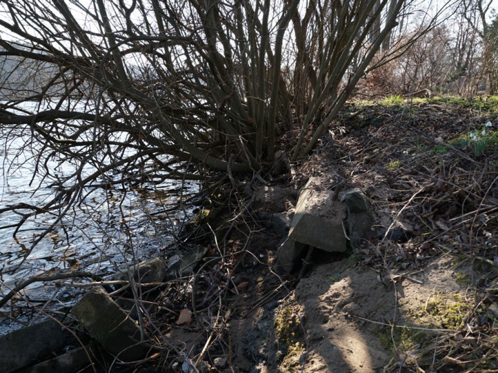 Reste der DDR-Grenzanlagen am Ufer der Halbinsel Meedehorn bei Sacrow; Aufnahme 2015
