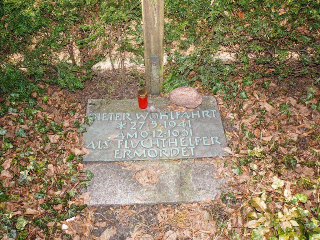 Gedenktafel für Dieter Wohlfahrt, der als studentischer Fluchthelfer am 9. Dezember 1961 erschossen wurde, in der Bergstraße in Staaken; Aufnahme 2015