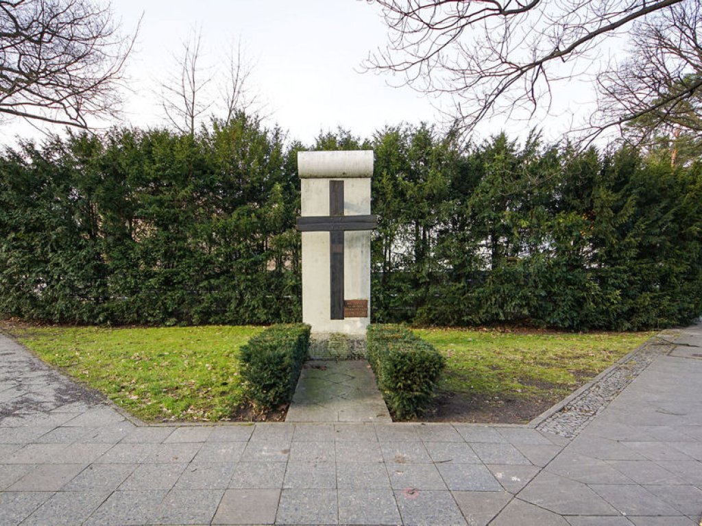 Denkmal für die Opfer der Berliner Mauer in Frohnau/Glienicke Nordbahn; Aufnahme 2015 Denkmal für die Opfer der Berliner Mauer in Frohnau/Glienicke Nordbahn  ̶  zugleich Gedenkkreuz für Herbert Bauer (erschossen 1952) und Michael Bittner (erschossen 1986) (1); Aufnahme 2015