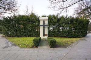 Denkmal für die Opfer der Berliner Mauer in Frohnau/Glienicke Nordbahn  ̶  zugleich Gedenkkreuz für Herbert Bauer (erschossen 1952) und Michael Bittner (erschossen 1986) (1); Aufnahme 2015