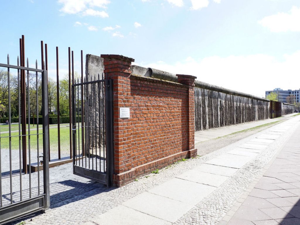 Rekonstruiertes Tor und rekonstruierte Mauer des Sophienfriedhofs sowie Nachzeichnung und erhaltene "Grenzmauer 75" auf dem Gedenkstättenareal an der Bernauer Straße; Aufnahme 2015