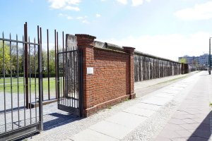Rekonstruiertes Tor und rekonstruierte Mauer des Sophienfriedhofs sowie Nachzeichnung und erhaltene "Grenzmauer 75" auf dem Gedenkstättenareal an der Bernauer Straße; Aufnahme 2015