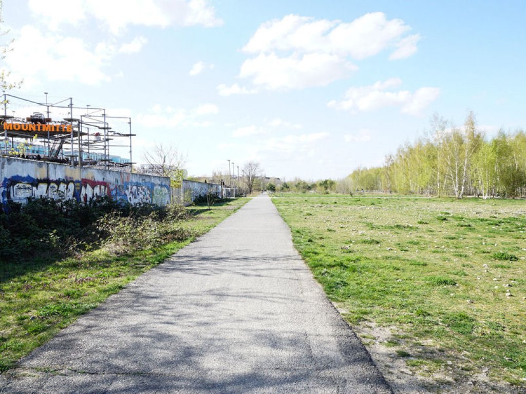 Hinterlandmauer und Kolonnenweg im Park am Nordbahnhof; Aufnahme 2015