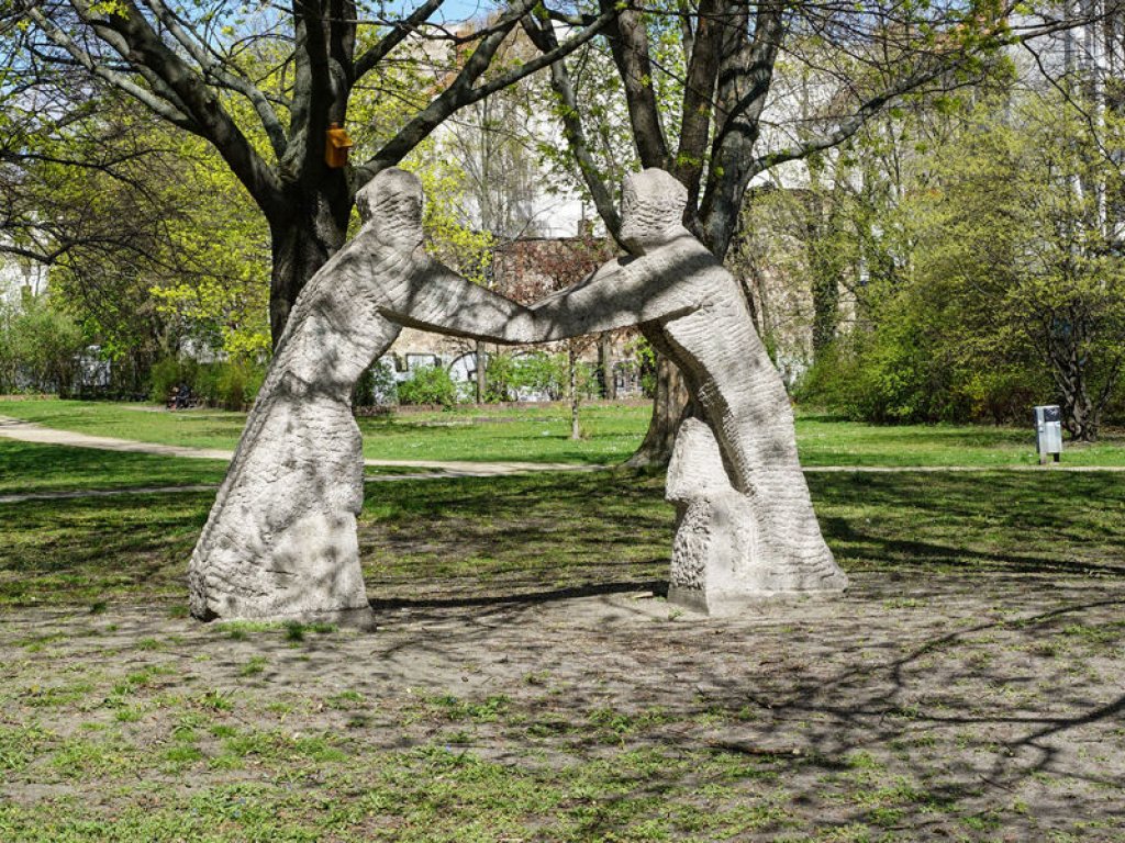 Denkmal "Wiedervereinigung" von 1962 nach einem Entwurf der Künstlerin Hildegard Leest an der Chaussee-/Ecke Liesenstraße; Aufnahme 2015  Denkmal "Wiedervereinigung" von 1962 nach einem Entwurf der Künstlerin Hildegard Leest an der Chaussee-/Ecke Liesenstraße; Aufnahme 2015