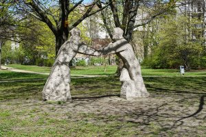 Denkmal "Wiedervereinigung" von 1962 nach einem Entwurf der Künstlerin Hildegard Leest an der Chaussee-/Ecke Liesenstraße; Aufnahme 2015