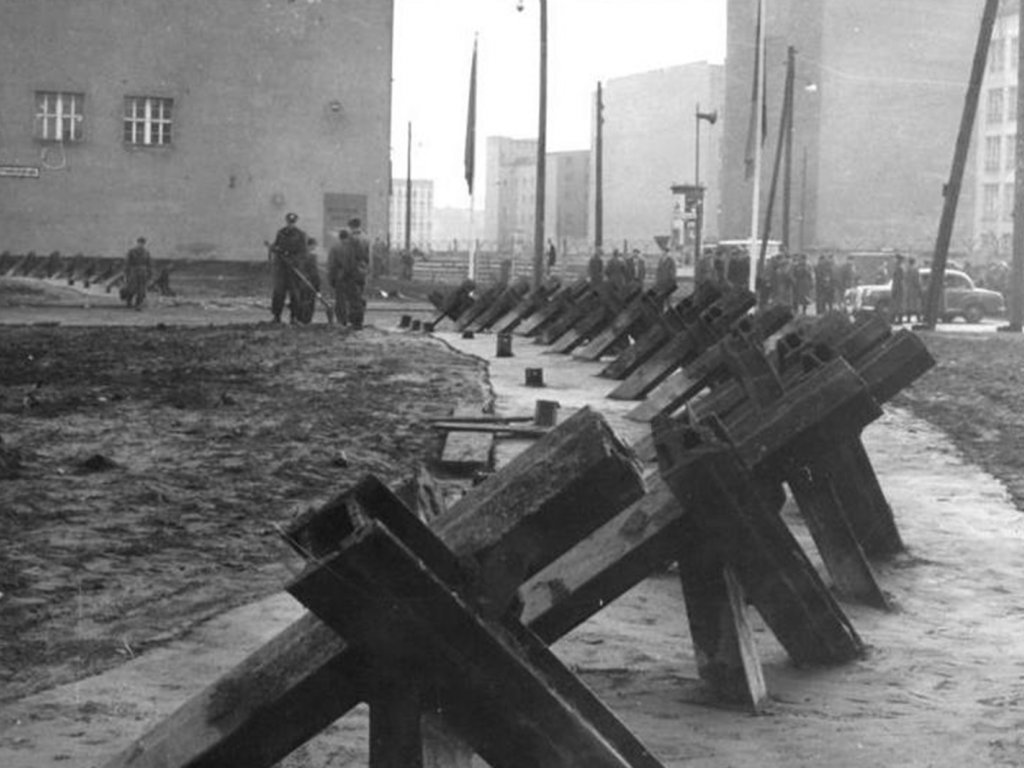 In der Ost-Berliner Friedrichstraße werden in der Nacht Panzersperren zur Sicherung des Grenzübergangs aufgestellt; Aufnahme: 4. Dezember 1961
