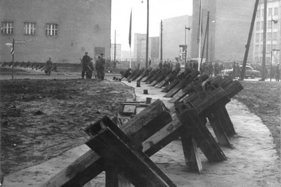 In der Ost-Berliner Friedrichstraße werden in der Nacht Panzersperren zur Sicherung des Grenzübergangs aufgestellt; Aufnahme: 4. Dezember 1961