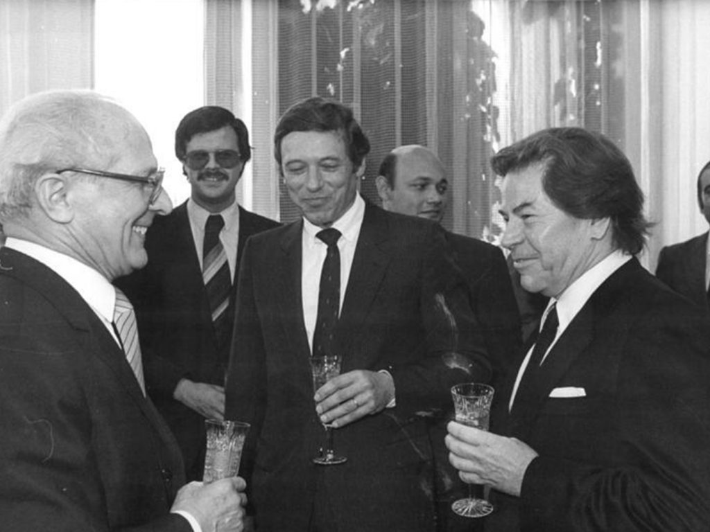 Klaus Bölling (Mitte), Leiter der Ständigen Vertretung der Bundesrepublik, im Gespräch mit Erich Honecker (l.); Aufnahme 29. Juni 1981