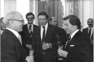 Klaus Bölling (Mitte), Leiter der Ständigen Vertretung der Bundesrepublik, im Gespräch mit Erich Honecker (l.); Aufnahme 29. Juni 1981