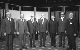 Tagung der Warschauer Pakt-Staaten in Ost-Berlin: (v.l.n.r.) Gustáv Husak (CSSR), Todor Shiwkow (VRB), Erich Honecker (DDR), Michail Gorbatschow (UdSSR), Nicolae Ceausescu (SRR), Wojciech Jaruzelski (VRP) und János Kádár (UVR); Aufnahme 29. Mai 1987