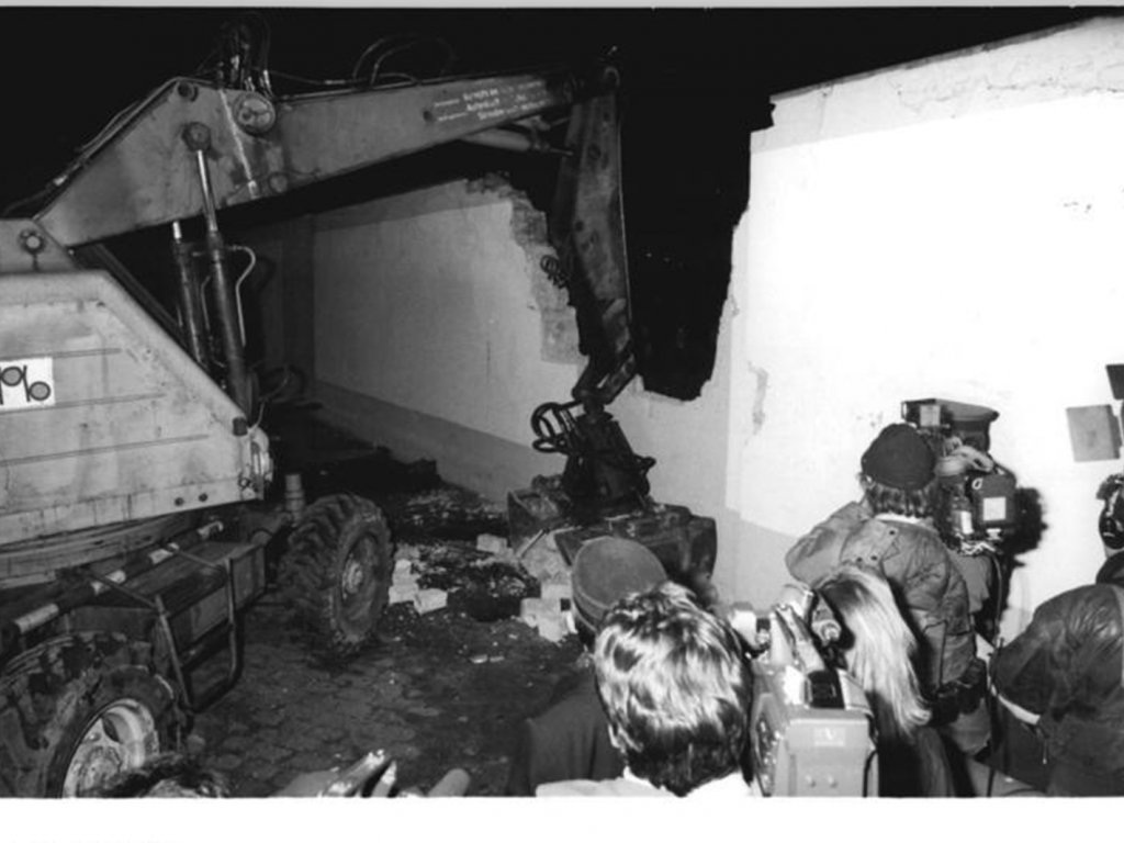 In der Eberswalder Straße wird ein zusätzlicher Übergang nach West-Berlin geschaffen; Aufnahme 10. November 1989  In der Eberswalder Straße wird ein zusätzlicher Übergang nach West-Berlin geschaffen; Aufnahme 10. November 1989