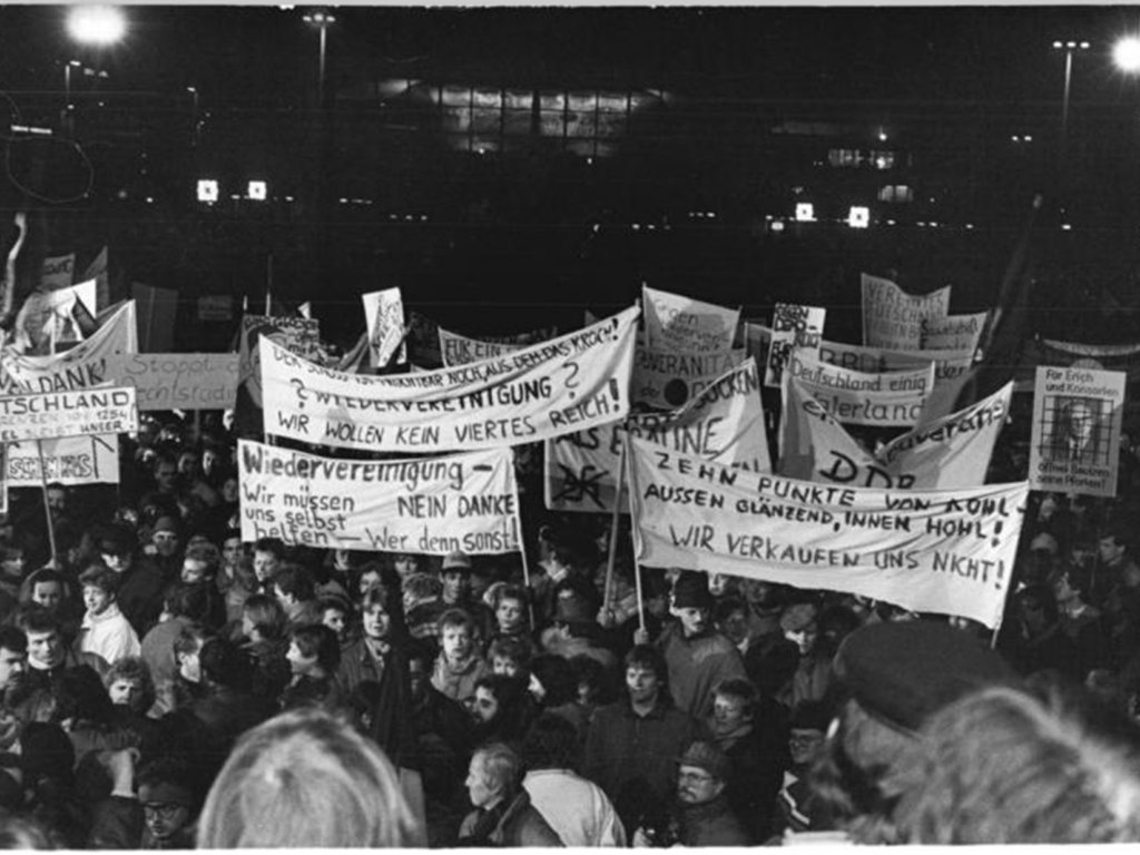 Demonstranten sprechen sich auf der Leipziger Montagsdemonstration gegen ein vereintes Deutschland aus; Aufnahme 11. Dezember 1989