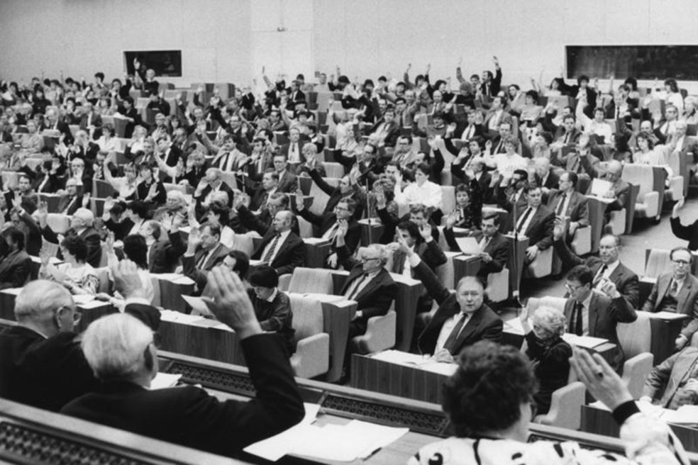 18. und letzte Volkskammertagung vor der Wahl in Ost-Berlin; Aufnahme 6. M&auml;rz 1990