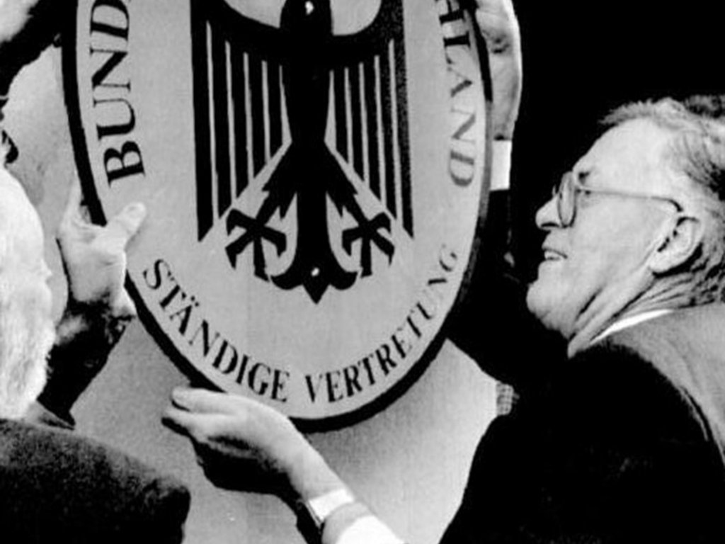 Ständige Vertretung der Bundesrepublik in Ost-Berlin stellt Tätigkeit ein: Der Leiter Franz Bertele schraubt das Schild von dem Dienstgebäude ab; Aufnahme 2. Oktober 1990  Ständige Vertretung der Bundesrepublik in Ost-Berlin stellt Tätigkeit ein: Der Leiter Franz Bertele schraubt das Schild von dem Dienstgebäude ab; Aufnahme 2. Oktober 1990